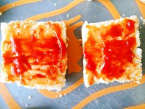 在面包块底部抹番茄酱