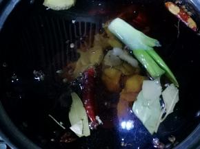 鸡胗和料酒 ，开中小火煮