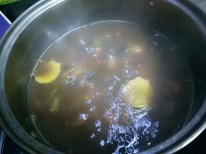 煮到汤汁收的差不多，用筷子扎一下，能扎透即可，关火，焖至晾凉