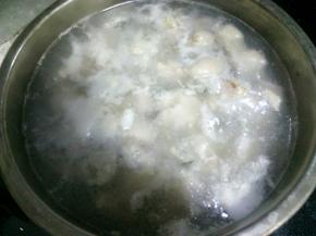 煮开后关火，再用凉水冲洗干净