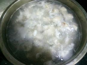 煮开后关火，再用凉水冲洗干净