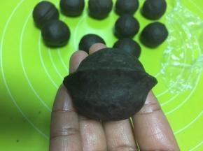 用手在中间捏起个凸起的褶