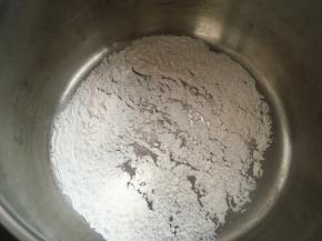 糯米粉倒入锅内，中火加热，边加热边翻炒