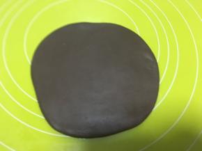 用擀面杖将水油皮擀开