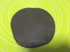 用擀面杖将水油皮擀开