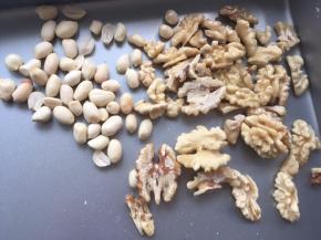 烤箱预热170度，将花生跟核桃烤7、8分钟，之后去皮