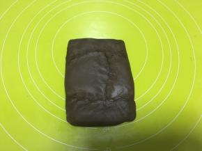 包裹上油酥皮材料，捏紧边缘