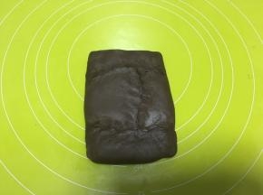 包裹上油酥皮材料，捏紧边缘