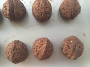 烤箱预热170度烤25分钟，出炉凉透即可