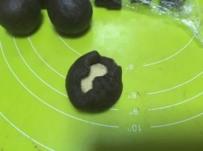 包裹上核桃花生馅，收好收口