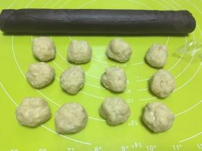 冰箱取出冷藏的馅，分成12等份