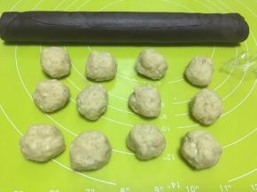 冰箱取出冷藏的馅，分成12等份