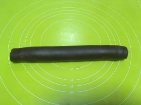 将擀好的长方形从一边慢慢卷起来，要卷紧，之后搓均匀