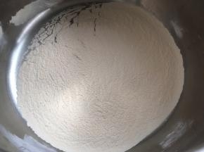 炒至糯米粉颜色变黄即可