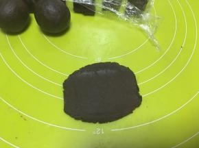 取一份面团擀开些