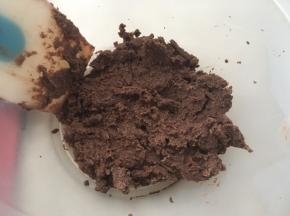 再来做油酥皮，混合油酥皮材料，用刮棒按压搅拌均匀