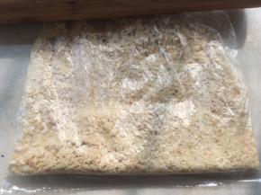 装入保鲜袋，用擀面杖擀碎