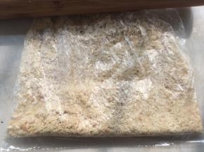 装入保鲜袋，用擀面杖擀碎