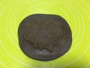 将油酥皮材料倒在擀开的水油皮中间