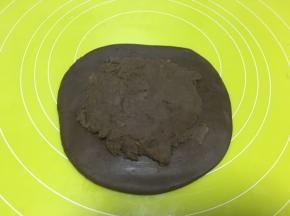 将油酥皮材料倒在擀开的水油皮中间