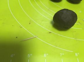 我用的双头牙签，从中间掰断，用平头的部分，家里有单头牙签就可以直接用平头的一面即可