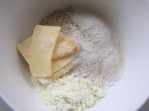 混合馅的全部材料，用刮棒一直按压均匀