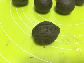 用平头部分在褶的两侧扎出一些洞