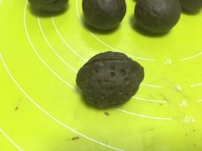 用平头部分在褶的两侧扎出一些洞