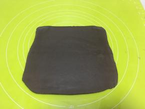 这次尽量擀成长方形，厚度约0.3厘米左右