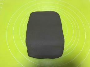 之后将收口朝下，用擀面杖一点点擀大一些