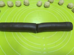 将面团也分成12等份，可以先在中间对切开，之后切开的两份再分成3份，最后剩下的每一份对切开就是12份