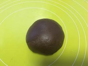 先做水油皮，混合水油皮材料和成面团，倒在揉面垫上揉至表面光滑