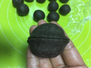 用刀在褶的中间压出一条线