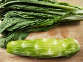 新鲜莴苣一颗，莴苣凉拌，莴苣叶留下。