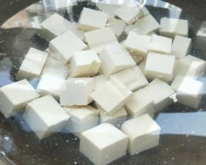 冷水锅，加少许盐，豆腐入锅煮至水微微冒泡。
