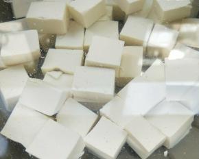 捞出放凉水中浸泡，炒前沥干。