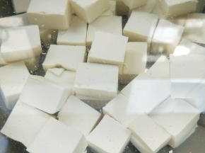 捞出放凉水中浸泡，炒前沥干。