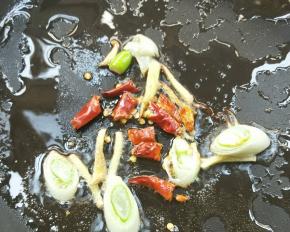 起油锅，放姜丝大葱干辣椒。