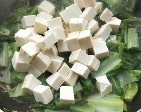 倒入沥干的豆腐。