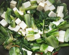 轻轻摇晃锅或轻推豆腐莴苣叶，让豆腐和莴苣叶充分混合在一起。根据个人口味加适量盐调味，关火。嫩豆腐容易碎，亲也可以用老豆腐。