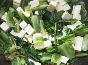 轻轻摇晃锅或轻推豆腐莴苣叶，让豆腐和莴苣叶充分混合在一起。根据个人口味加适量盐调味，关火。嫩豆腐容易碎，亲也可以用老豆腐。
