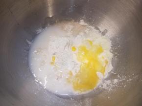 将除黄油以外的所有材料放入面包机桶内，时间设置15分钟。