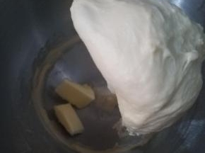 放入黄油，继续设置揉面10-15分钟，程序结束时检查面团，揉至扩展阶段。