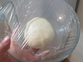 放入盆内，盖上保鲜膜，进行一发。
