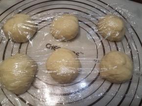 面团平均分成6等份，再次搓圆，盖上保鲜膜醒面15分钟。