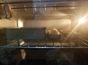 烤箱选择发酵程序，准备一碗热水，进行二发。