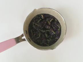 干蝶豆花冲入沸水，浸泡半小时