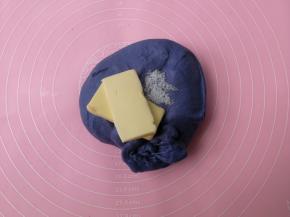 加入盐和软化的无盐黄油，继续揉面