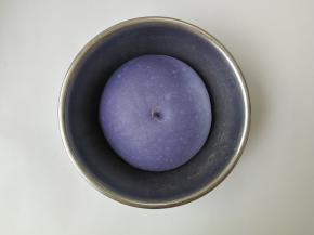 约一个小时后，面团发酵至两倍大，手指粘粉戳洞不塌陷不回缩，一发完成