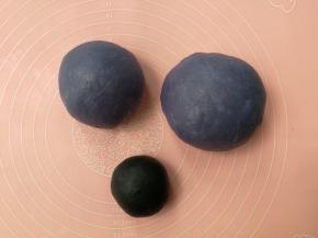 将面团分割成三份，先分出一份90g的小面团，加入竹炭粉和少量清水揉成黑色面团，剩余面团根据重量四六开切分，然后分别揉圆盖保鲜膜静置松弛15分钟